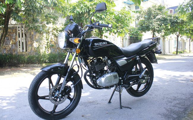 Chính thức được bán ra với giá 28,49 triệu đồng, Suzuki GD110 thời điểm đó được xem là một trong những mẫu xe côn tay giá rẻ nhất thị trường Việt Nam bên cạnh người “anh em” Axelo.
