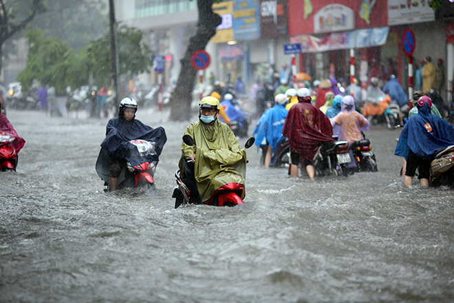 Người Hà Nội &#34;ngụp lặn&#34; trong dòng nước thối sau mưa lớn - 3