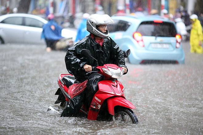 Người Hà Nội &#34;ngụp lặn&#34; trong dòng nước thối sau mưa lớn - 5