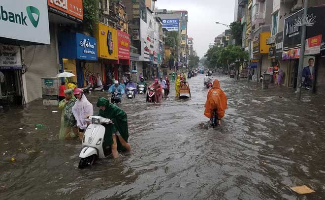 Người Hà Nội &#34;ngụp lặn&#34; trong dòng nước thối sau mưa lớn - 4