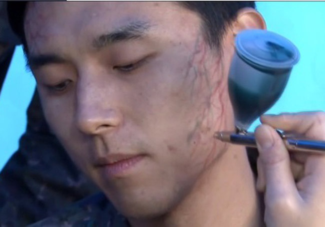 Việc không lạm dụng kỹ xảo mà trực tiếp hóa trang trên gương mặt của diễn viên giúp bộ phim Train to Busan chân thực.