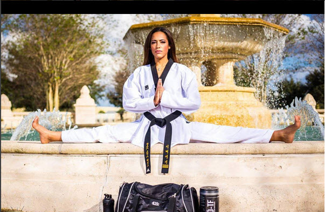 Kandy Cooke đang là một võ sỹ Taekwondo và là VĐV bóng bầu dục Mỹ.
