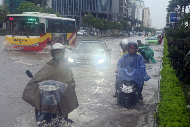 Bão số 2 áp sát bờ biển Thanh Hóa – Hà Tĩnh, mưa như trút nước - 1