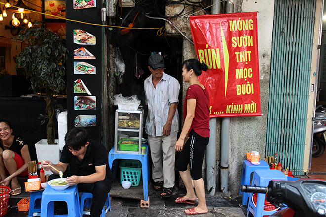 Cảnh sinh hoạt khó tin ở những con ngõ không bao giờ thấy mặt trời - 7