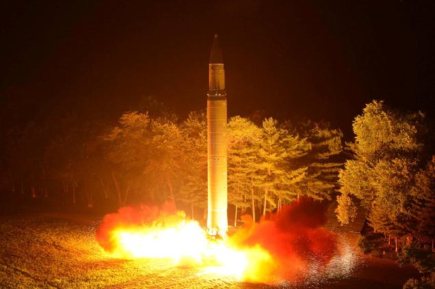 Triều Tiên dọa dùng hạt nhân khiến Mỹ “tan thành từng mảnh” - 1