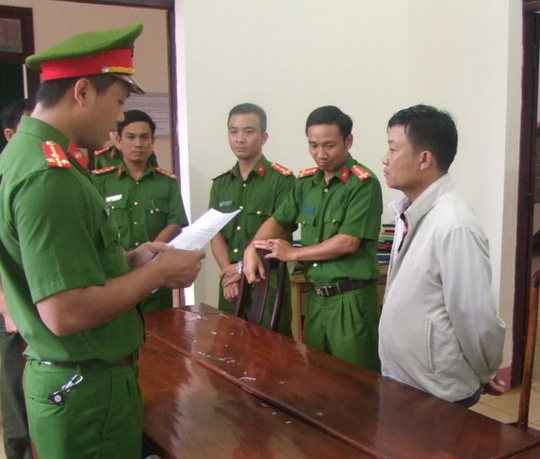 Bắt tạm giam nguyên trưởng phòng trong nhà có 3 khẩu súng - 1