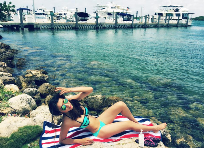 &#34;Mòn mắt&#34; vì gái 1 con Ngọc Quyên mặc bikini, mẹ bỉm sữa &#34;phát hờn&#34; - 13
