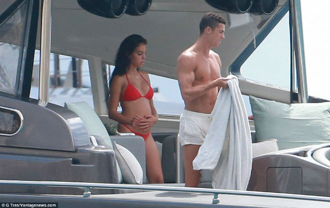 Ronaldo &#34;u sầu&#34; vì nghi án trốn thuế, mặc bạn gái diện bikini bốc lửa - 2