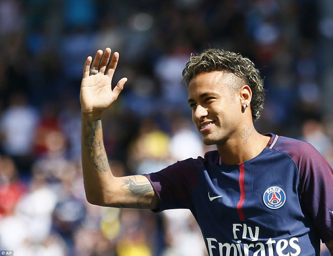 Neymar ra mắt trăm nghìn CĐV PSG: Hoành tráng như siêu sao Hollywood - 1