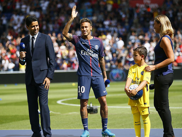 Neymar ra mắt trăm nghìn CĐV PSG: Hoành tráng như siêu sao Hollywood