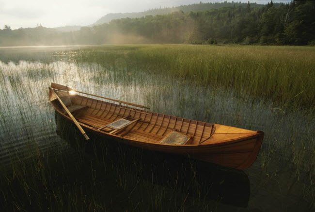 Chiếc thuyền nhỏ đậu trên hồ Placid lúc bình minh ở thành phố New York, Mỹ.
