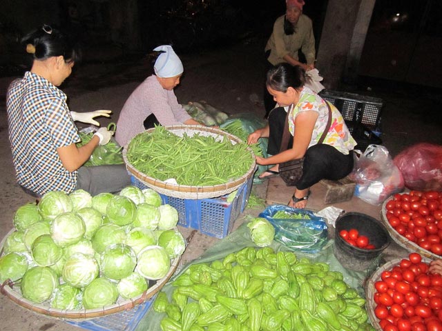 Hà Nội, giá rau “đội” gấp hai - 1