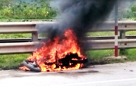 Đang chạy xe máy trên quốc lộ, bất ngờ dừng lại châm lửa đốt xe