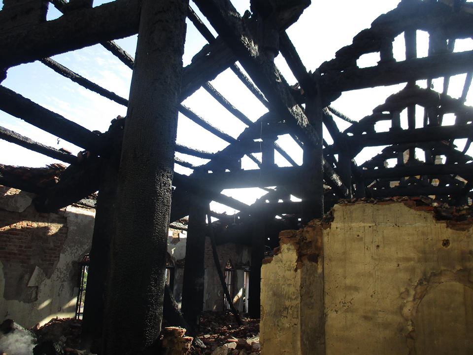 Nhà thờ cổ 130 năm tuổi bằng gỗ lim bị thiêu rụi trong đêm - 4