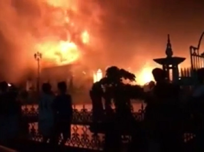 Cận cảnh nhà thờ hơn 100 năm tuổi cháy rực trong đêm - 3