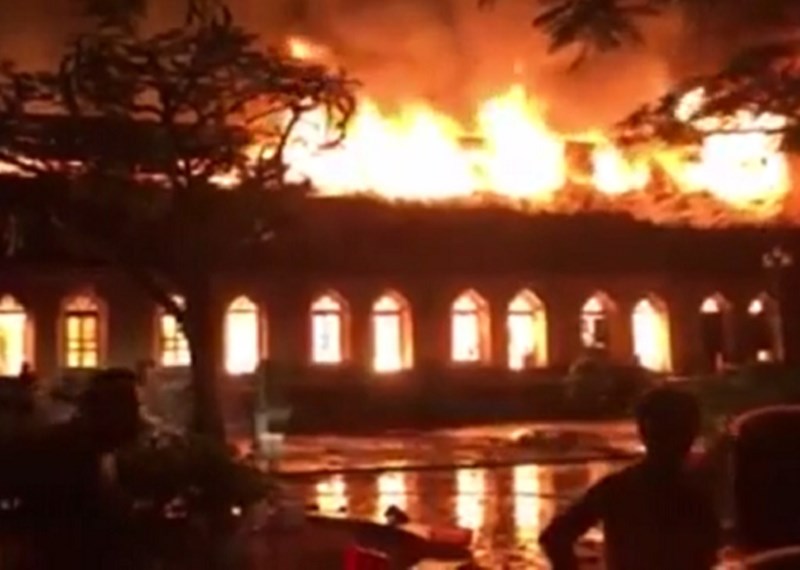 Cận cảnh nhà thờ hơn 100 năm tuổi cháy rực trong đêm - 4