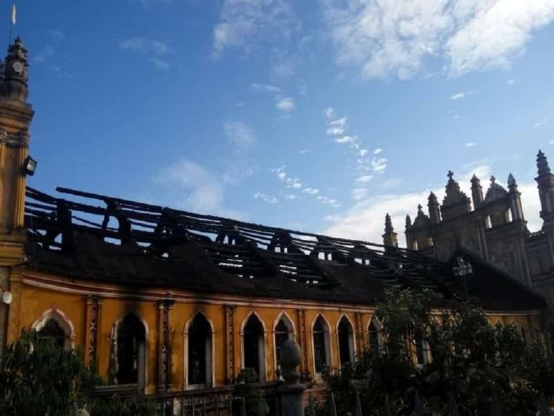 Cận cảnh nhà thờ hơn 100 năm tuổi cháy rực trong đêm - 6