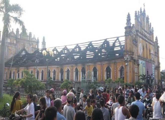 Cận cảnh nhà thờ hơn 100 năm tuổi cháy rực trong đêm - 9