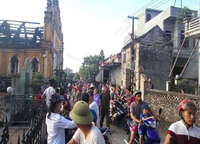 Cận cảnh nhà thờ hơn 100 năm tuổi cháy rực trong đêm - 5