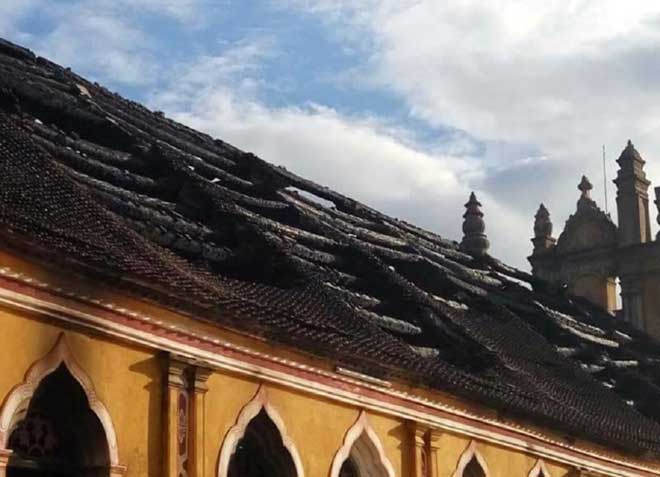 Cận cảnh nhà thờ hơn 100 năm tuổi cháy rực trong đêm - 7