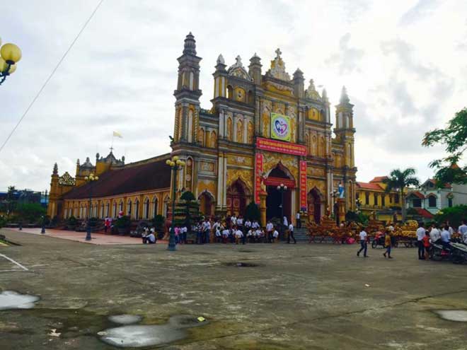 Cận cảnh nhà thờ hơn 100 năm tuổi cháy rực trong đêm - 8