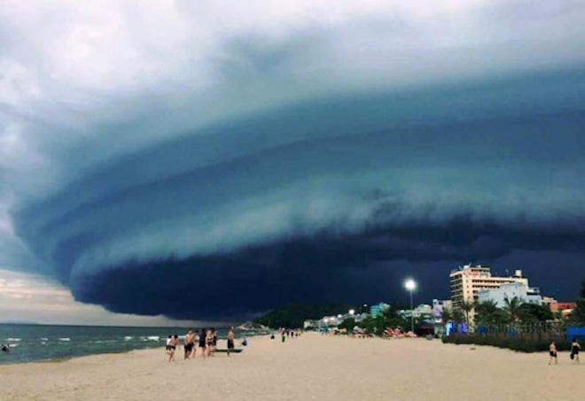 Chuyên gia lý giải đám mây kỳ quái “nuốt chửng” biển Sầm Sơn - 1