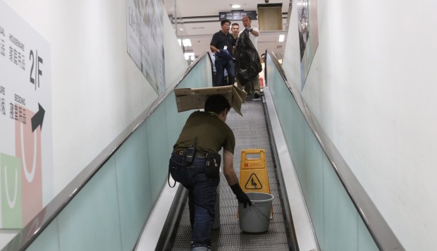 Hong Kong: Đi mua sắm, 8 người nhập viện vì axít rơi xuống đầu - 1