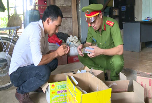 Thuốc độc bán chung với... bánh kẹo - 2