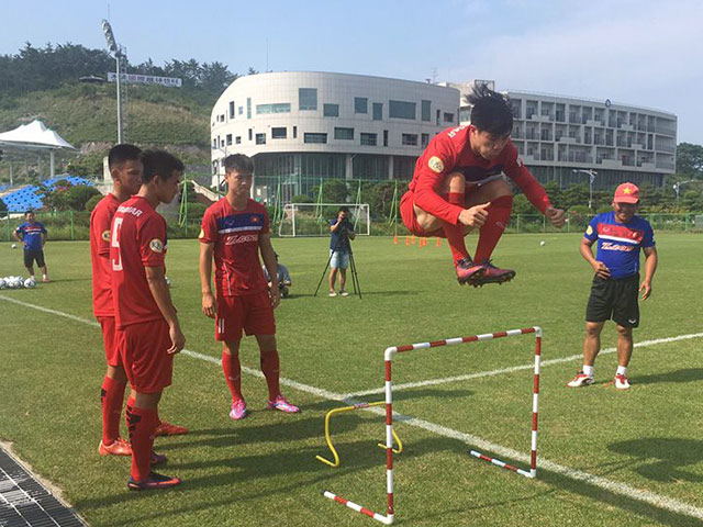 U23 Việt Nam: Công Phượng tập như VĐV điền kinh chờ xông đất SEA Games