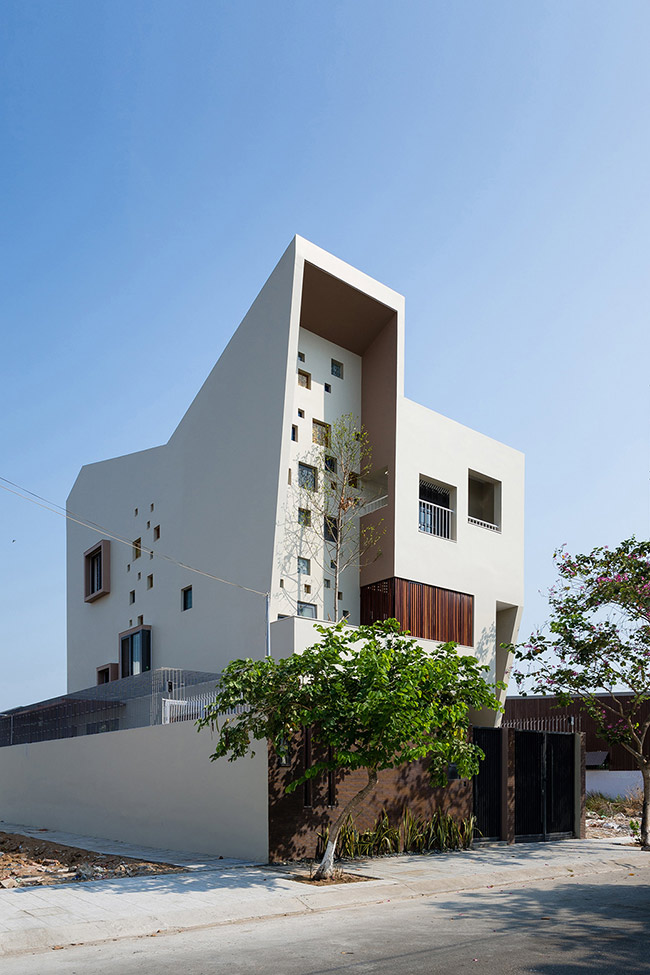 Ngôi nhà có tên “2H House” này tọa lạc tại khu đô thị mới Thạnh Mỹ Lợi, thuộc quận 2, Thành phố Hồ Chí Minh.
