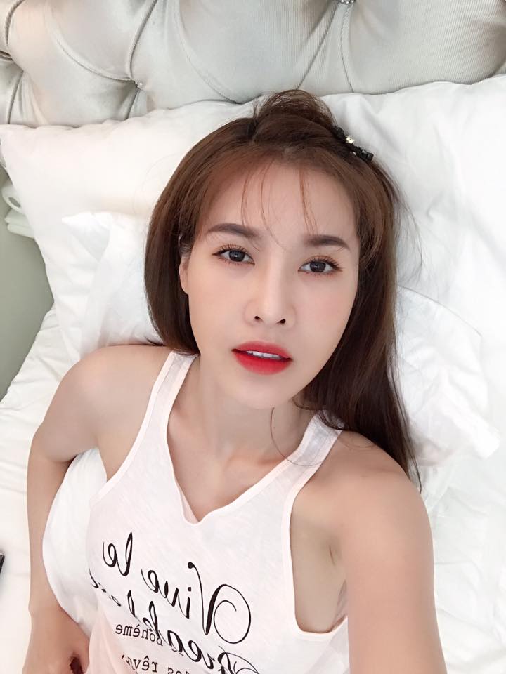 Mr Đàm thản nhiên bế "gái đẹp" vào lòng trước trăm ánh mắt - 2