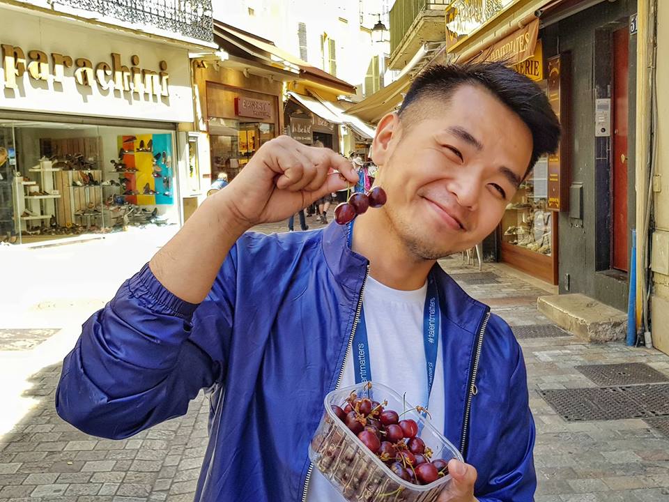 Mr Đàm thản nhiên bế "gái đẹp" vào lòng trước trăm ánh mắt - 5