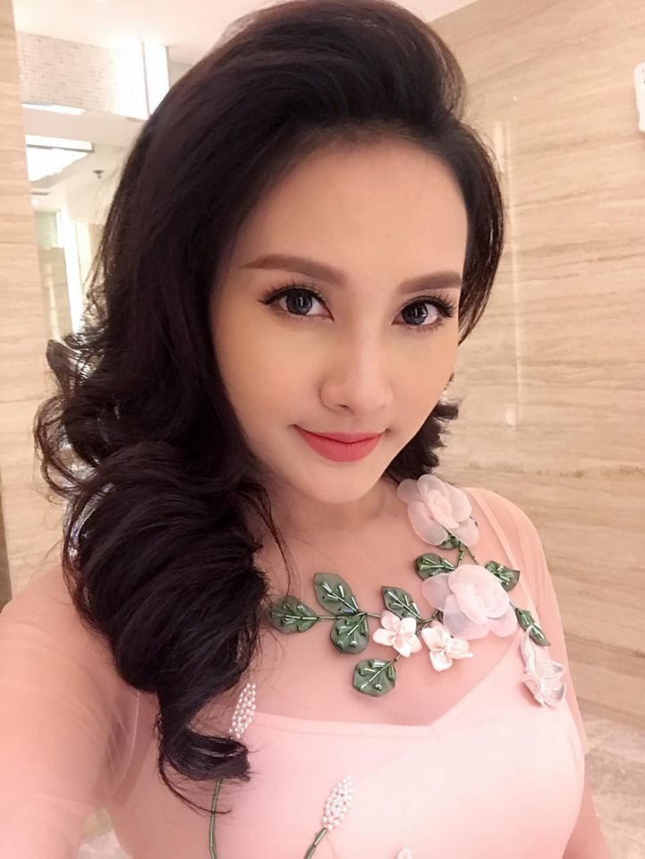 Mr Đàm thản nhiên bế "gái đẹp" vào lòng trước trăm ánh mắt - 6