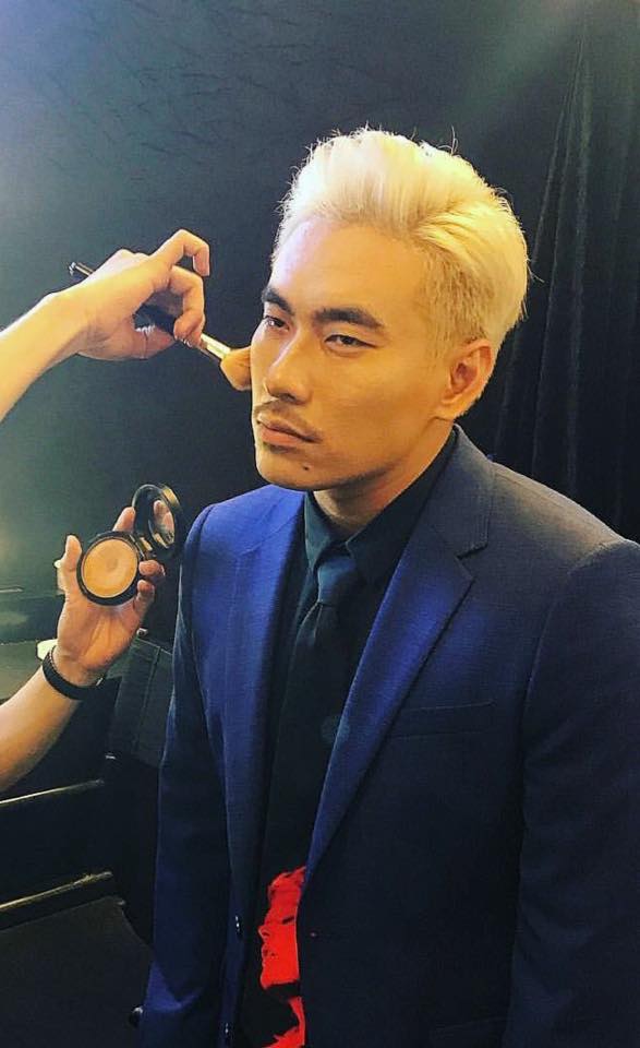 Mr Đàm thản nhiên bế "gái đẹp" vào lòng trước trăm ánh mắt - 8