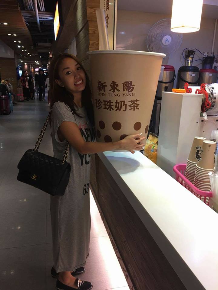 Mr Đàm thản nhiên bế "gái đẹp" vào lòng trước trăm ánh mắt - 10