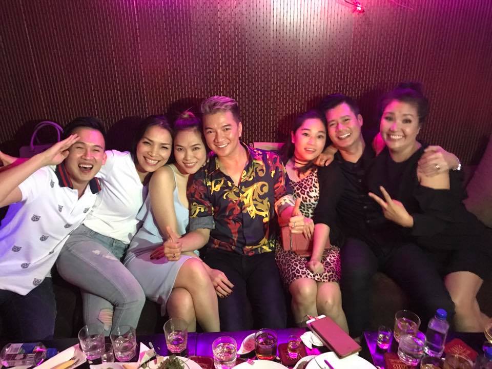 Mr Đàm thản nhiên bế "gái đẹp" vào lòng trước trăm ánh mắt - 11