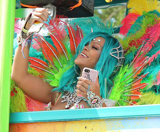 Rihanna khoe thân hình bốc lửa trong lễ hội Carnival - 3