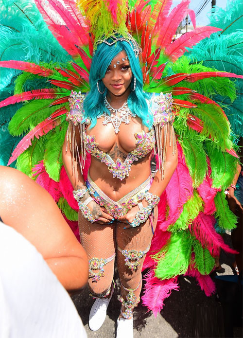 Rihanna khoe thân hình bốc lửa trong lễ hội Carnival - 1