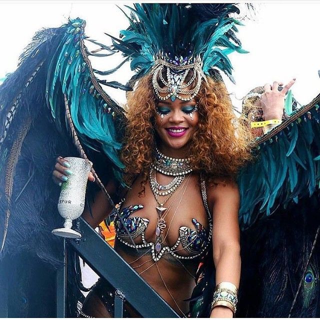 Rihanna khoe thân hình bốc lửa trong lễ hội Carnival - 4