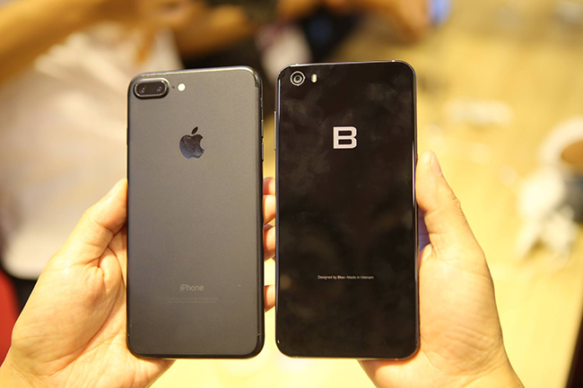 Cái nhìn đầu tiên ở mặt lưng cho thấy iPhone 7 Plus tinh tế, trau chuốt hơn Bphone 2017 rất nhiều.