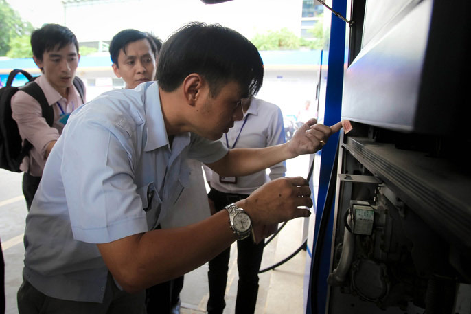 Cận cảnh &#34;tem ngàn tỉ&#34; chống gian lận thuế tại các cây xăng - 2