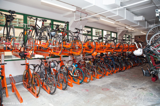 Bãi để xe đạp nhằm khuyến khích nhân viên đi làm bằng phương tiện thân thiện với môi trường.