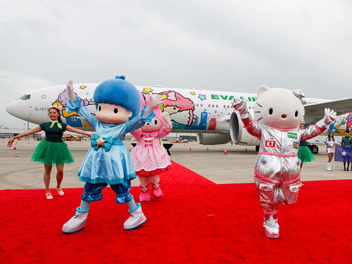 Khám phá máy bay Hello Kitty dễ thương nhất thế giới - 1