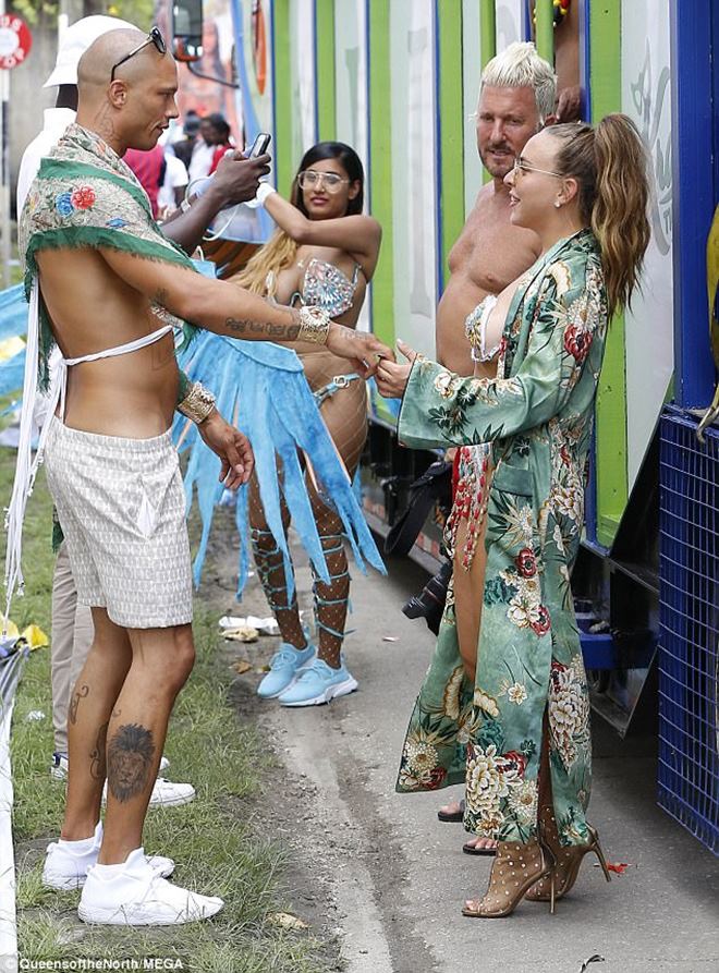 "Tù nhân đẹp nhất thế giới" say đắm hôn bồ tỷ phú sau khi ruồng bỏ vợ con - 5