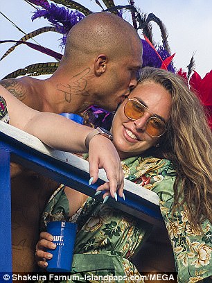 "Tù nhân đẹp nhất thế giới" say đắm hôn bồ tỷ phú sau khi ruồng bỏ vợ con - 7