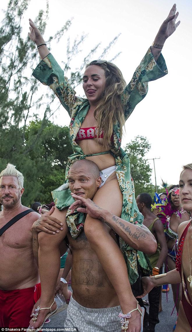 "Tù nhân đẹp nhất thế giới" say đắm hôn bồ tỷ phú sau khi ruồng bỏ vợ con - 11