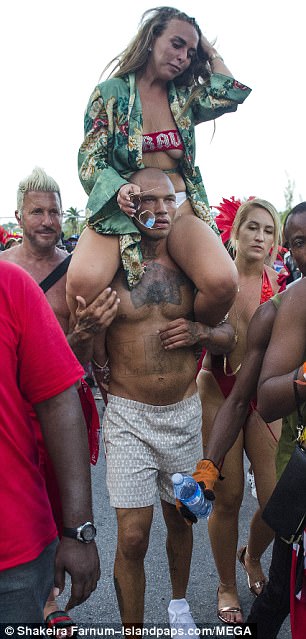 "Tù nhân đẹp nhất thế giới" say đắm hôn bồ tỷ phú sau khi ruồng bỏ vợ con - 12