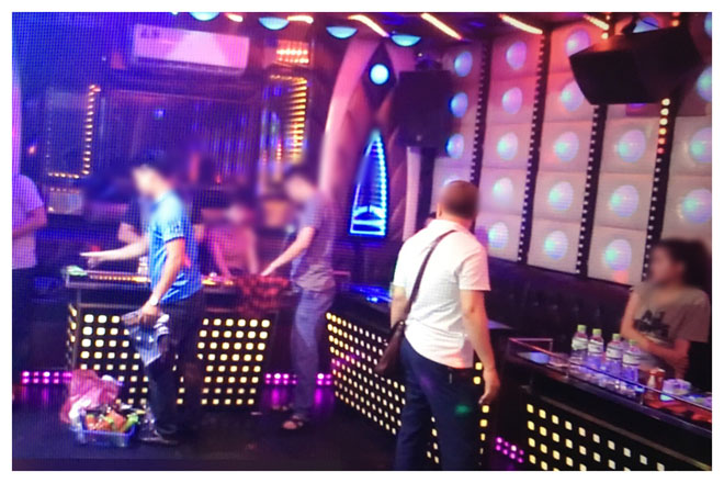 Hàng chục &#34;dân chơi&#34; bay lắc điên cuồng trong quán karaoke ở Hà Nội - 1
