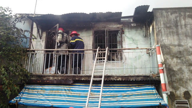 Bà bồng cháu 2 tuổi tháo chạy khỏi căn nhà rực lửa ở SG - 2