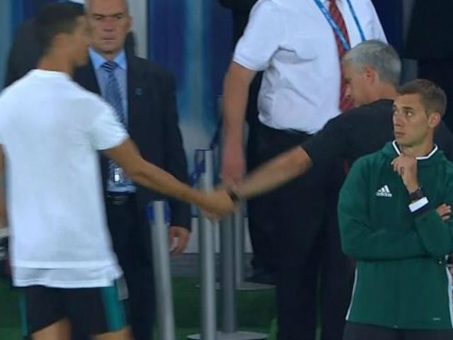 Ronaldo ôm hôn Mourinho, triệu fan MU mơ ngày tái hợp